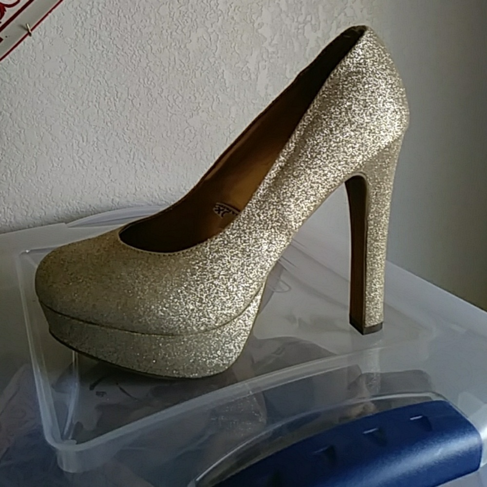 Gold sparkle pumps